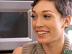 Lily Labeau reçoit du plaisir oral de son partenaire