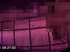 Amatérská nevlastní matka zachycená na skryté kameře během několika orgasmů s nevlastním synem