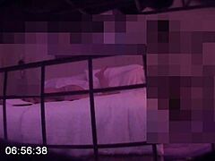 Мачеха-любительница застается на скрытой камере во время множественных оргазмов со своим пасынком