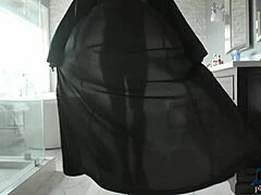 Ana Foxxx, a alta modelo MILF negra, se despe e se luxuria em um banho quente