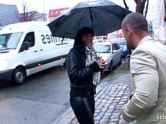 Amateur Duitse MILF in een leren broek wordt geneukt tijdens straatauditie