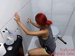 Sıcak MILF baldızımın banyosunu temizlemek beklenmedik orgazmlara yol açıyor