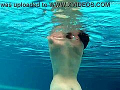 Запањујућа европска МИЛФ Сазан снима еротске подводне снимке