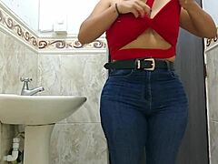 Sort kameramand filmer moden sekretær på badeværelset ved hjælp af stor røv og store bryster