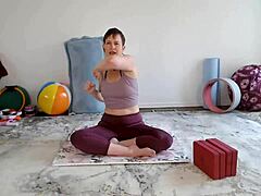 Aurora Willows prowadzi zajęcia jogi dla dojrzałych kobiet