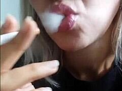 Gadis yang menggoda merokok mempamerkan bahagian sulitnya dalam video erotik