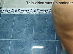 Vidéo maison d'une infirmière qui se change dans la salle de bain