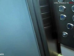 Un incontro veloce in ascensore porta a sesso anale e face fucking
