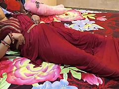 Οι ώριμες γυναίκες δεν σταματούν να δαχτυλώνουν το κόκκινο saree