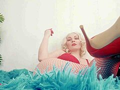 Femdom POV видео на грубо унижение с нахална блондинка и мръсни приказки