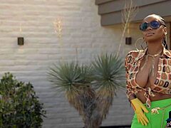 Nyla, model Playboy kulit hitam, memamerkan tetek besar semulajadi dalam persembahan solo