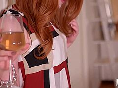 Ella Hughes, si rambut merah sensual, memuaskan dirinya sendiri dengan dildo kristal dalam video eksplisit