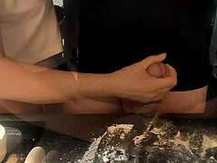 אישה מבוגרת מכינה את איבר המין עם קמח לארוחת ערב אינטימית