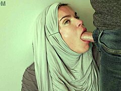 Muslima superjunakinja, ki daje oralni seks in analni seks v cosplayu