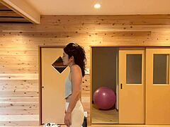 Moden japansk yogainstruktør i aksjon