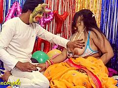 אישה ביתית הודית נהנית ממתנת יום הולדת על טבעית עם סשן סקס פראי