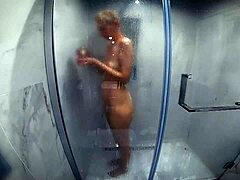 一个拥有天然乳房的苗条熟女正在洗的自制视频