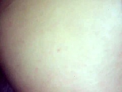 Una latina amateur es follada en el culo por un gran pene negro