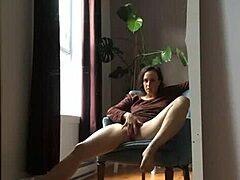 Ερασιτεχνικό βίντεο κάμερας web μιας μελαχρινής MILF που κάνει σεξ μόνη της