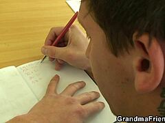 En mogen blond lärare får sin håriga fitta knullad i en trekant