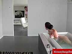 Oudere moeder betrapt zichzelf te plezieren in het bad