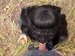 MILF amadora fica travessa na floresta de outono com mijo na boca e no cabelo
