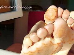 Domači videoposnetek fetiša stopal, ki prikazuje popolne pete in umazane noge vaše ljubice