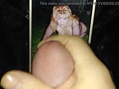 Blond MILF ger en hyllning till Booty66