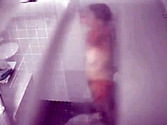 Mamá bronceada atrapada en la ducha con sus líneas de bronceado