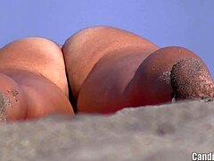 Tight Beach Swing: Nudistické MILFy pokryté semenem na skryté kamerě