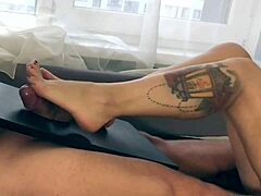Μια ερασιτέχνης MILF κάνει μια σέξι πίπα με τα πόδια της