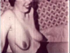 Vintage knull og behåret fitte med en moden milf i denne retro pornovideoen