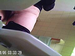 Amatérská babička byla zachycena skrytou kamerou v koupelně
