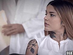 Latina Vanessa Vega faz sexo na frente do médico para pagar o tratamento médico
