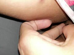 Una hotwife brasileña se enfrenta a un gran pene negro en un video casero