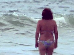 Pengalaman cuckold pertama istriku dengan sahabatnya dan kemaluannya yang besar di pantai