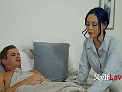 MILF busty cu părul albastru își prinde fiul masturbându-se la poza ei