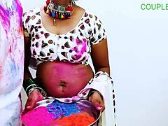 Amatør indisk mor med store pupper blir knullet på Happy Holi