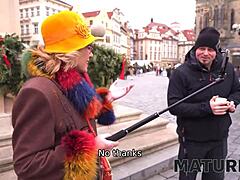 Una donna anziana fa doggystyle con un giovane stallone a Praga