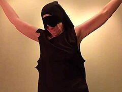 Een harige volwassen non wordt vernederd en uitgekleed in een BDSM-scène