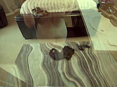 Domowy film z francuską macochą i jej synem biorących razem prysznic