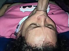 Una mujer madura colombiana disfruta lamiendo el ano y haciendo mamadas al amigo de su hijo