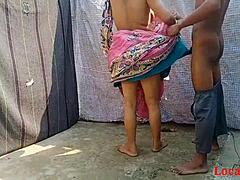 Bengali bhabi aficionada se pone traviesa en webcam con un sari rosa para Holi