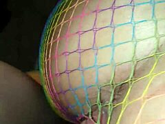 Intensiv doggystyle sex med en kurvet kone i nett-undertøy