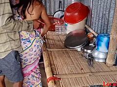 Amatérske indické páry majú medzirasový sex v kuchyni s priateľom svojho manžela
