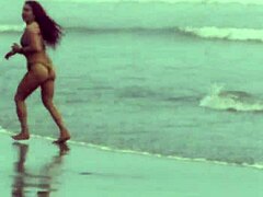 Η MILF θεά γυμνάζεται με καλτσοδέτες στην παραλία σε μια ζεστή σκηνή