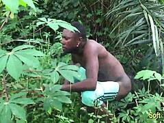 زوجين أفريقيين هواة يمارسان الجنس على شكل كلب في الغابة