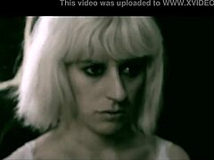 Nora Barcelona, en porrstjärna, i en hardcore video med anal och sperma