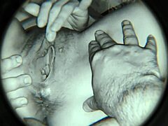 Una MILF morena recibe una mano sucia de su pareja en cámara oculta