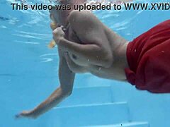MILF pirang dengan payudara alami memamerkan tubuhnya di kolam renang